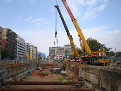 Ανύψωση και μεταφορά αρχαίου ευρήματος στο εργοτάξιο Μετρό Θεσσαλονίκης