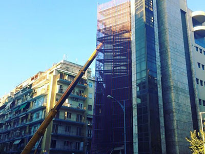 Εργασία ανύψωσης στην κεντρική βιβλιοθήκη στο κέντρο της Θεσσαλονίκης