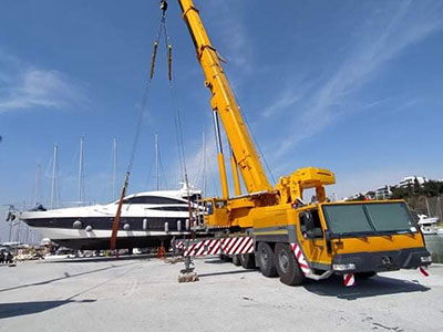 Lifting yacht in Marina Thessaloniki