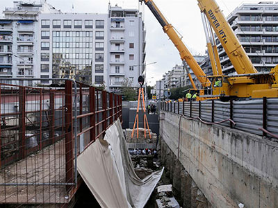 Ανύψωση του αρχαίου ευρήματος στο εργοτάξιο του Μετρό Αγ. Σοφίας